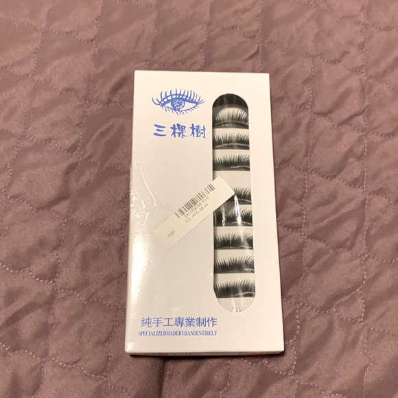 False Eyelashes Set of 8- Pack of 10 Eyelashes/5 Pairs - Picture 7 of 9